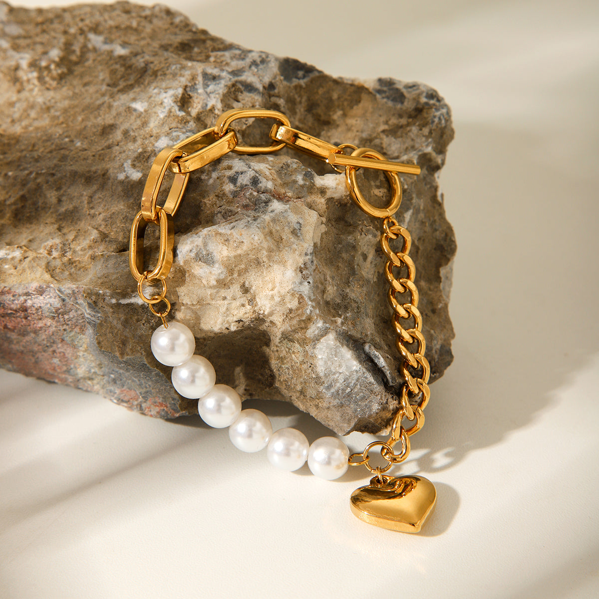 BRACCIALE PERLA CON CIONDOLO A CUORE IN OROR ACCIAIO INOX 304 MIS.19 CM