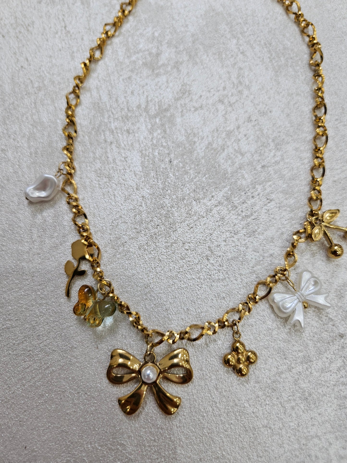 Collana fiocco con charm in acciaio inox