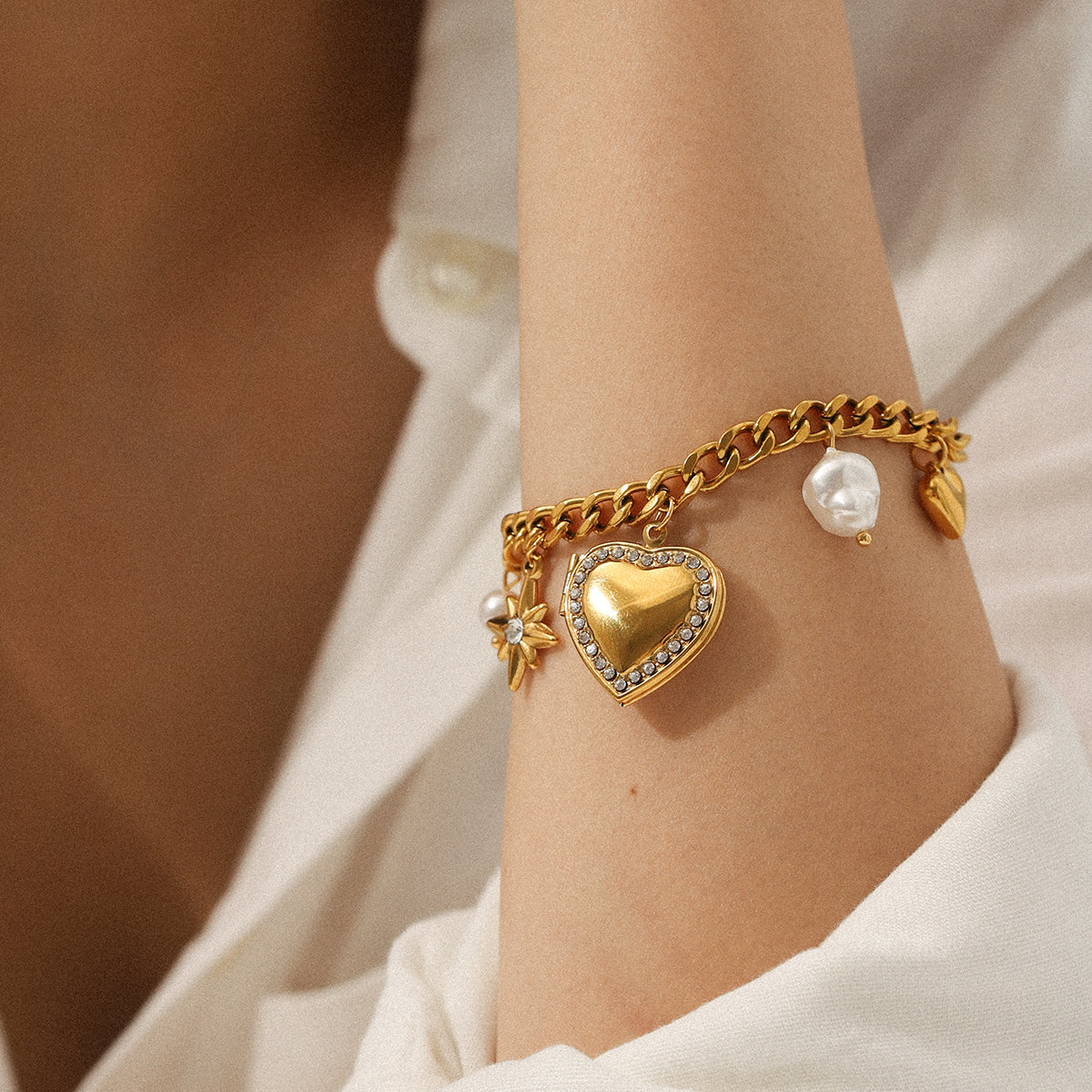 BRACCIALE LOVE CON CIONDOLI TRASS E PERLE ACCIAIO INOX 304