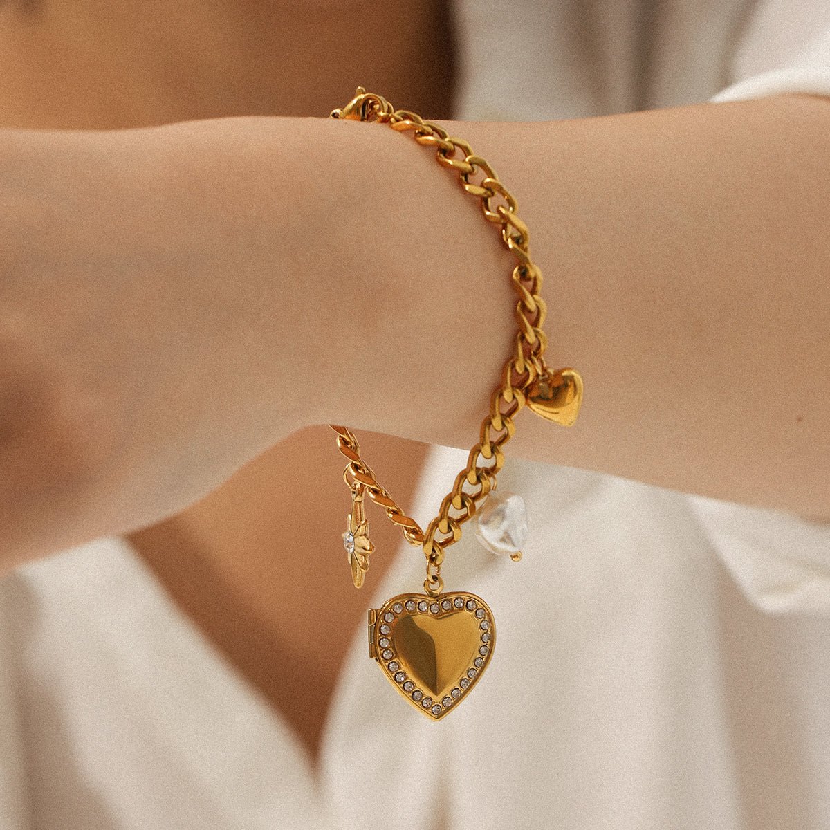 BRACCIALE LOVE CON CIONDOLI TRASS E PERLE ACCIAIO INOX 304