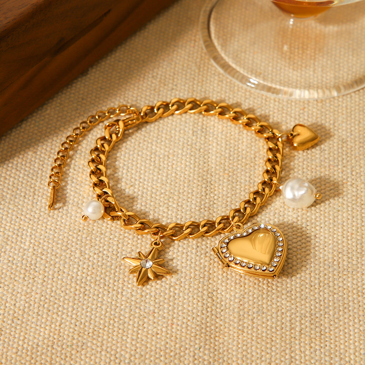 BRACCIALE LOVE CON CIONDOLI TRASS E PERLE ACCIAIO INOX 304