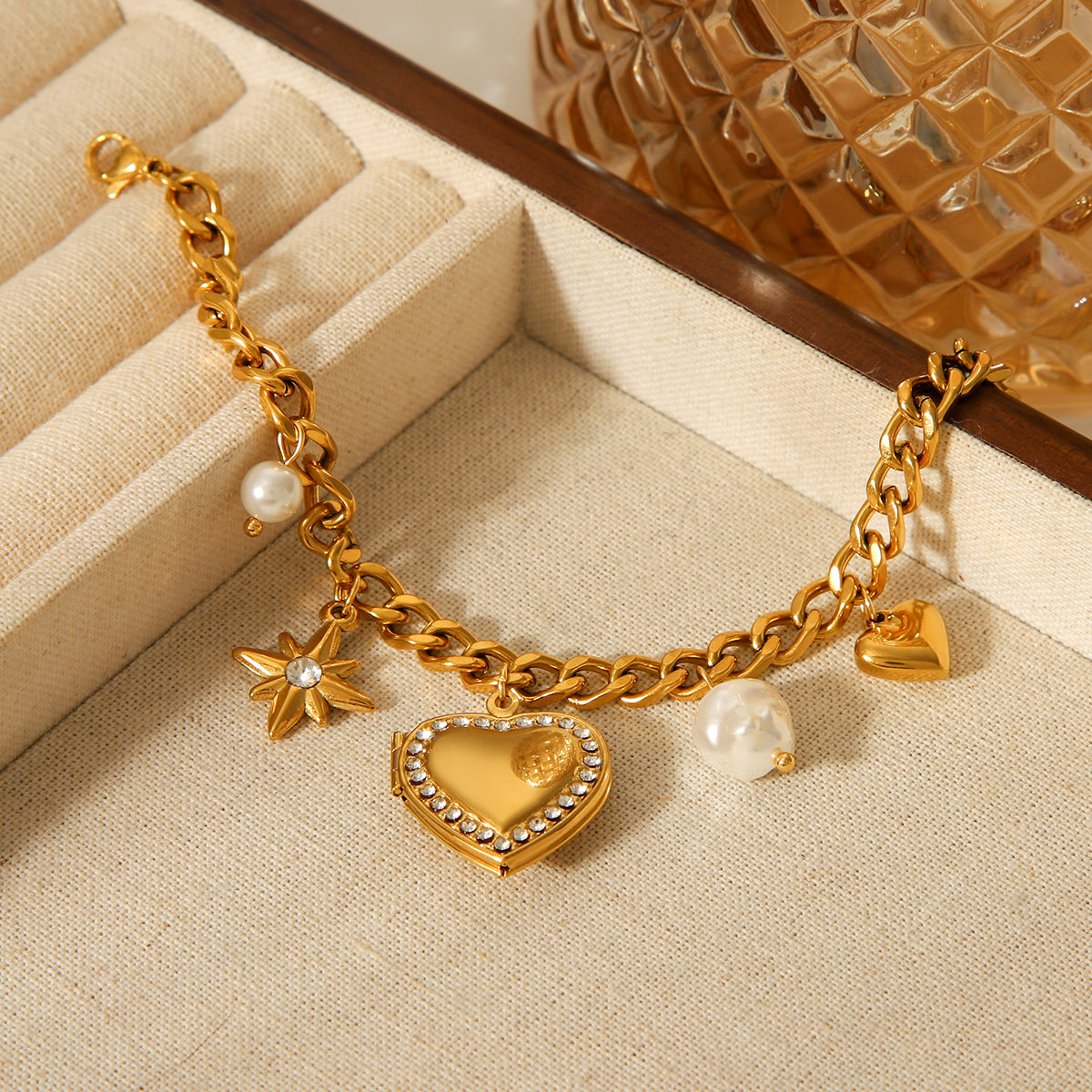 BRACCIALE LOVE CON CIONDOLI TRASS E PERLE ACCIAIO INOX 304