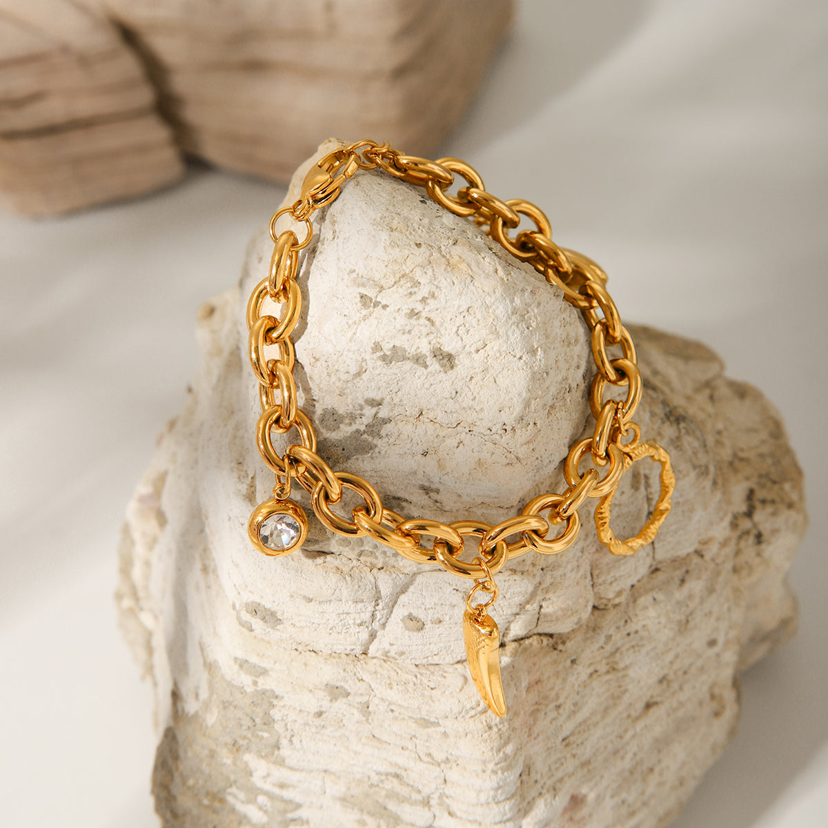 BRACCIALE FANTASY CON CIONDOLI IN OROR ACCIAIO INOX 304 REGOLABILE