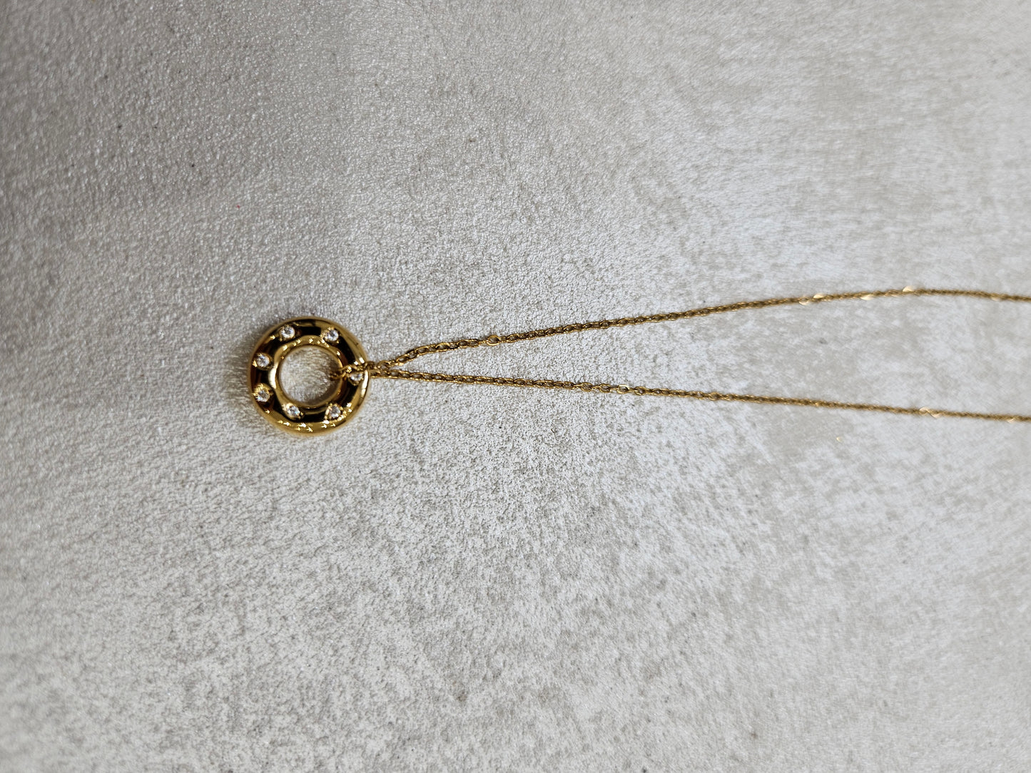 Collana con ciondolo cerchio infinito e zirconi in acciaio inox
