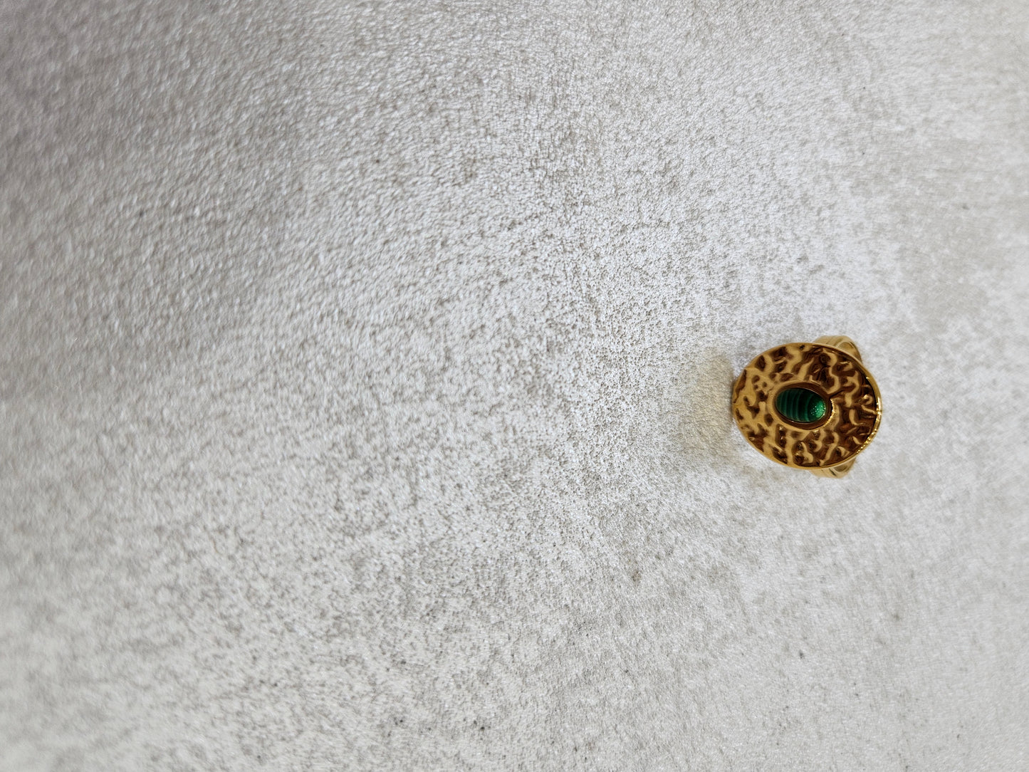 Anello regolabile con pietra verde in acciaio inox