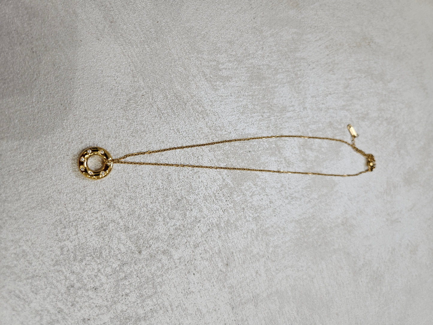Collana con ciondolo cerchio infinito e zirconi in acciaio inox