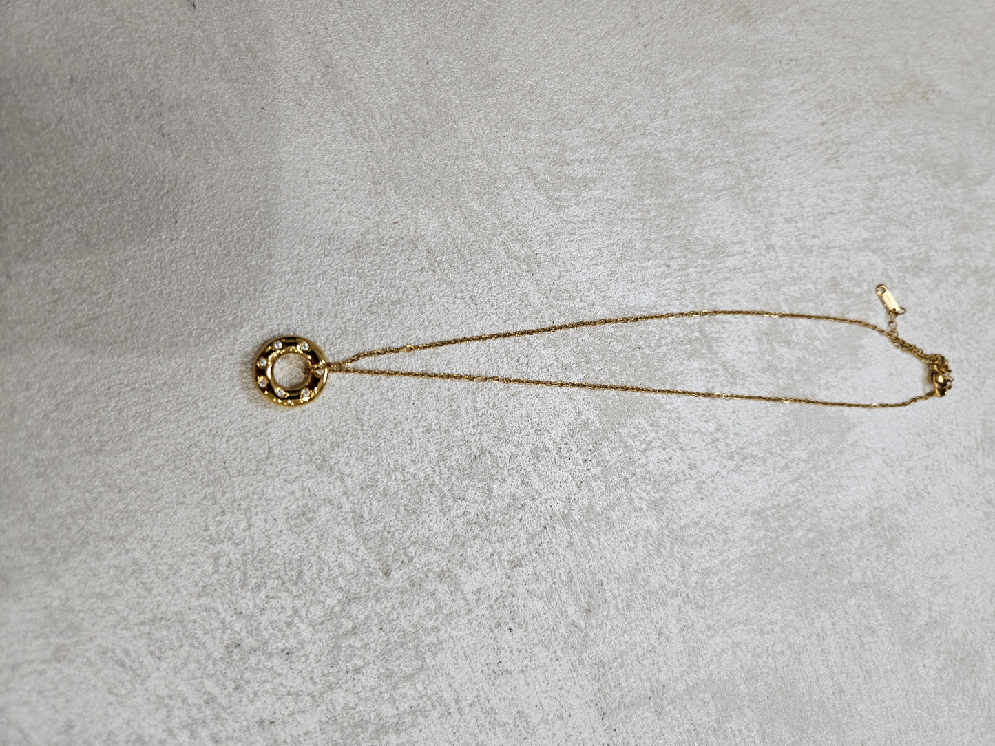 Collana con ciondolo cerchio infinito e zirconi in acciaio inox
